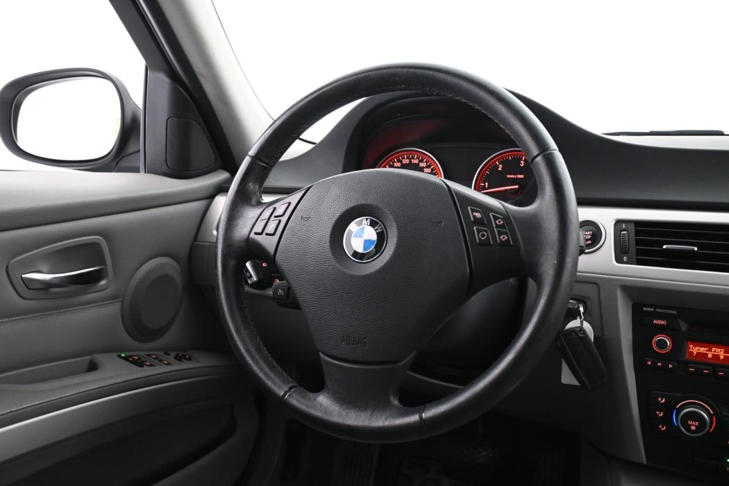 BMW 330 2011