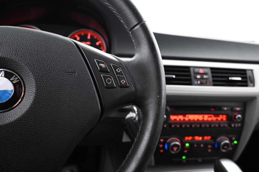 BMW 330 2011