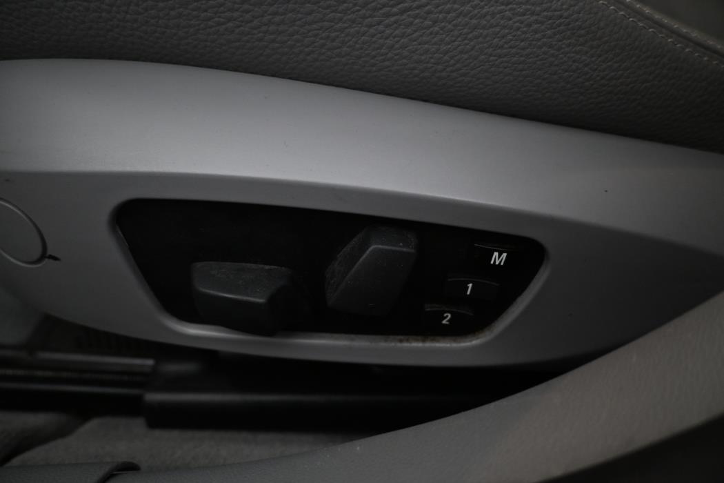 BMW 330 2011