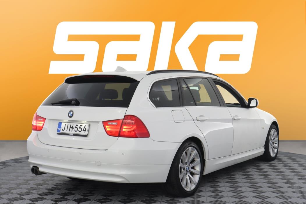 BMW 330 2011