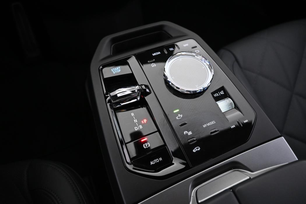 BMW iX 2025