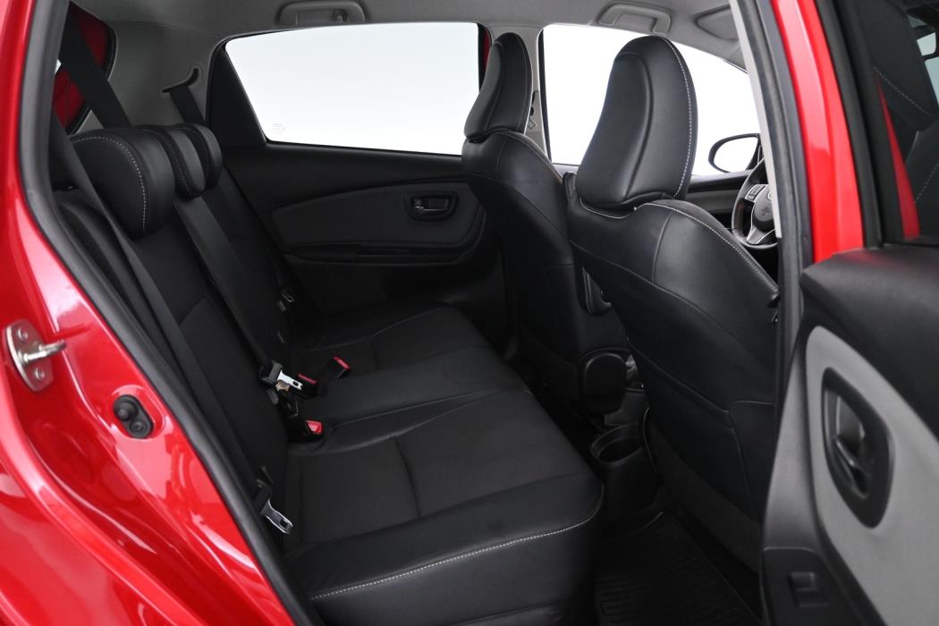 TOYOTA Yaris 2015
