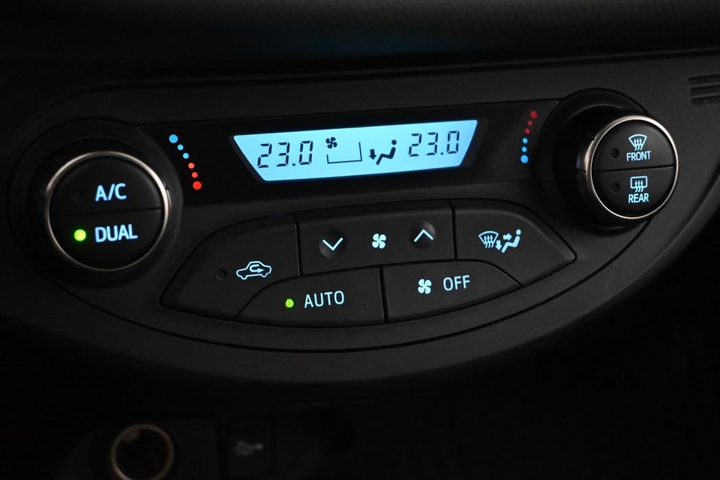 TOYOTA Yaris 2015
