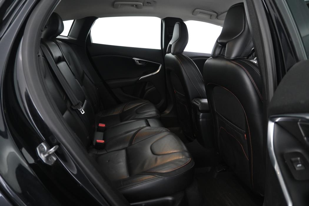 VOLVO V40 2015