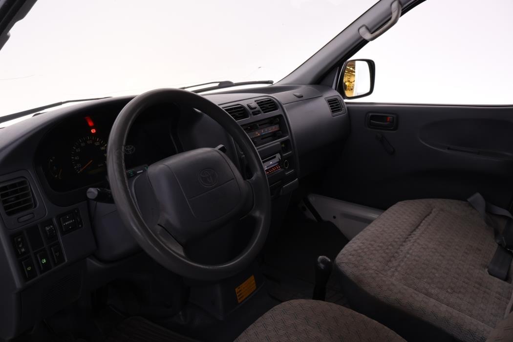 TOYOTA Hiace 2005