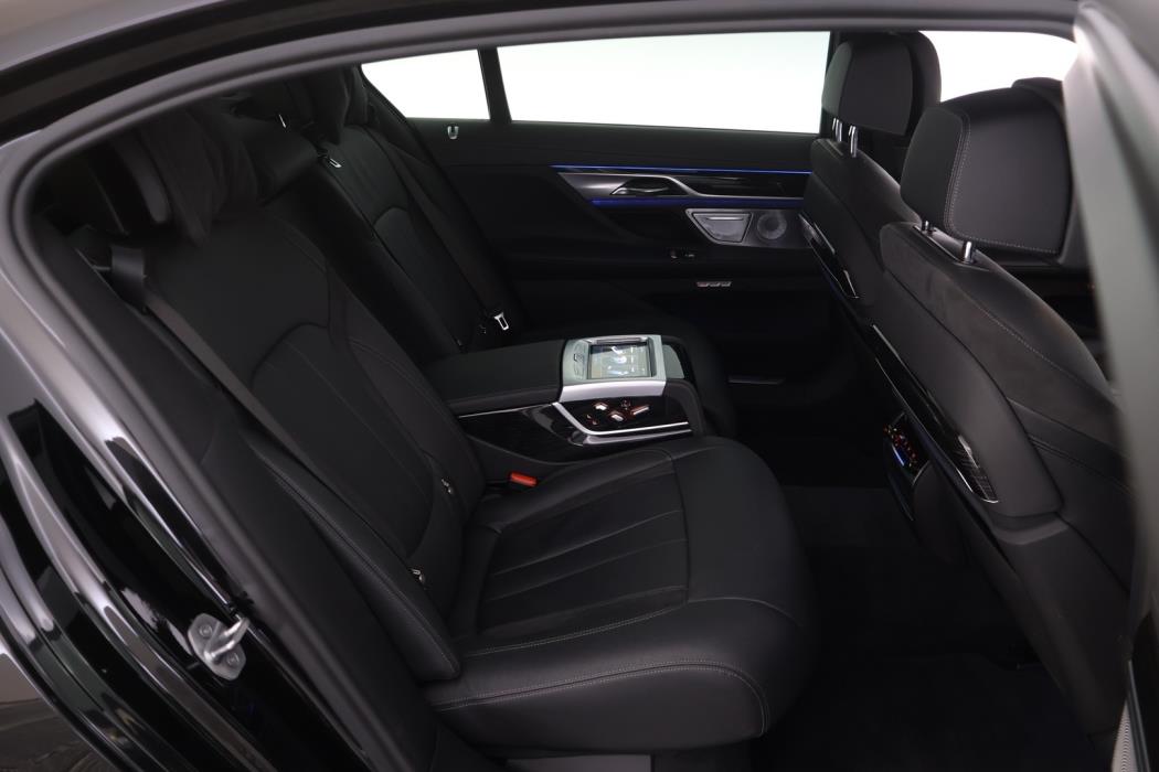 BMW 740 2017