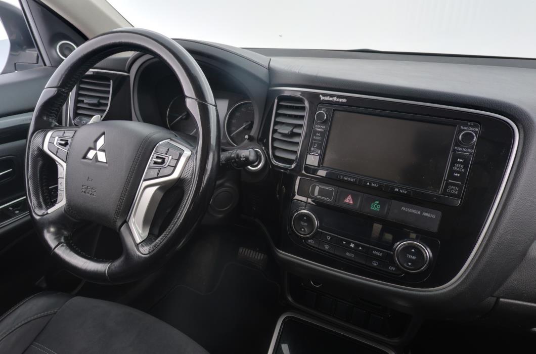 MITSUBISHI OUTLANDER PHEV 2016