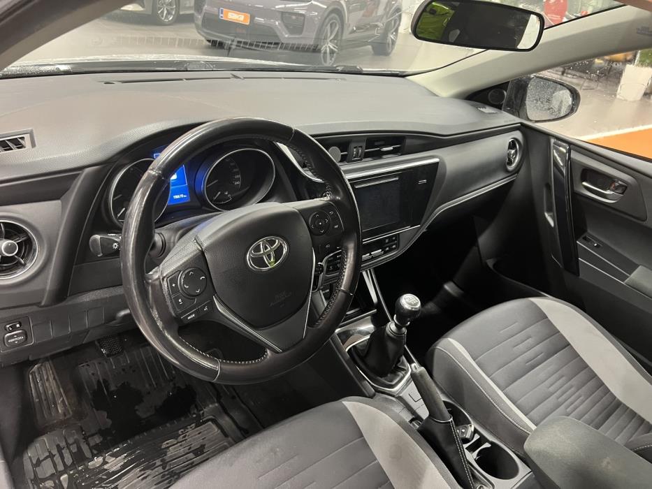 TOYOTA Auris 2016