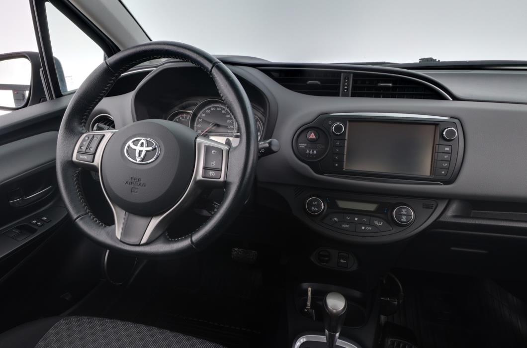 TOYOTA Yaris 2015