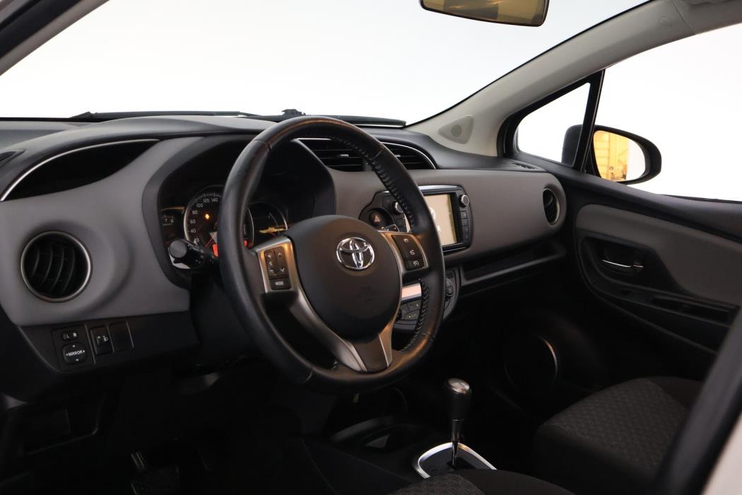 TOYOTA Yaris 2015