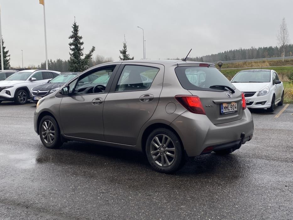 TOYOTA Yaris 2015