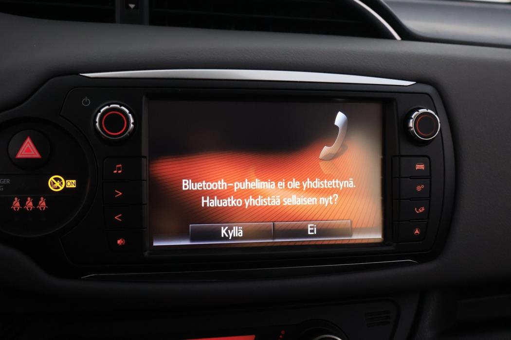 TOYOTA Yaris 2015