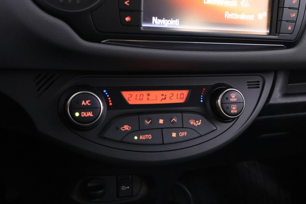 TOYOTA Yaris 2015