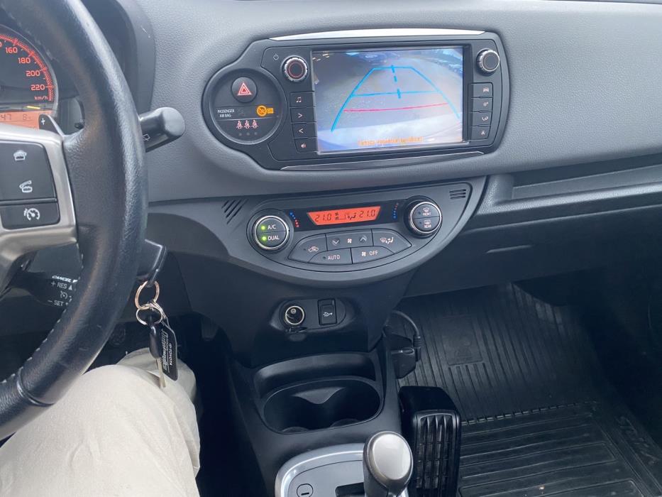 TOYOTA Yaris 2015
