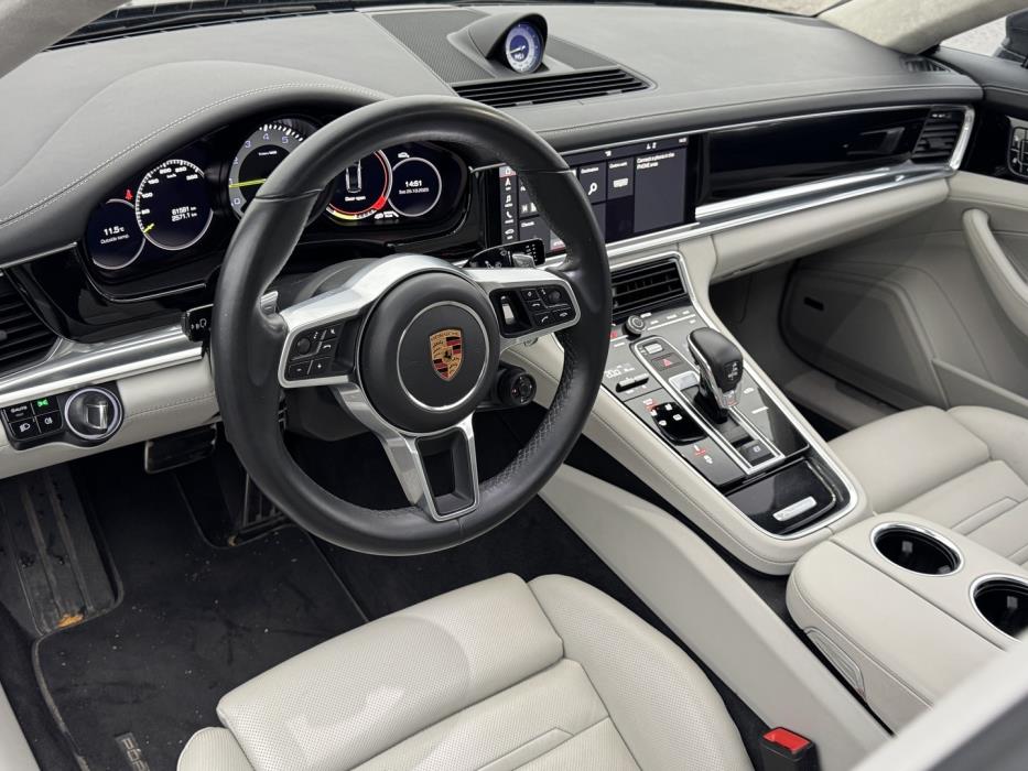 PORSCHE Panamera 2018