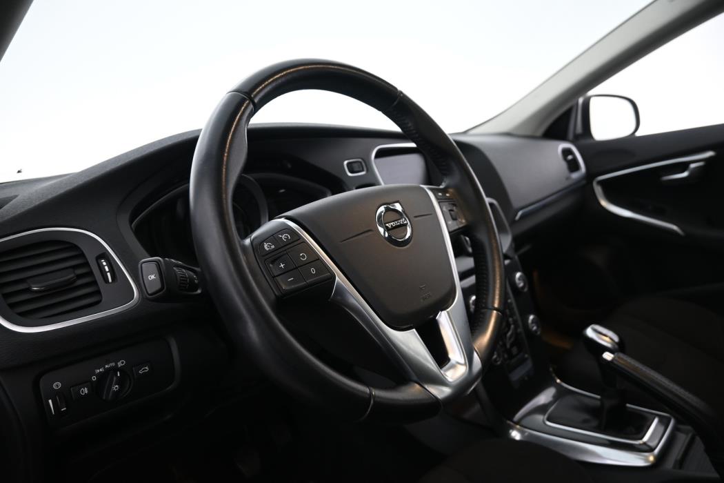 VOLVO V40 2018