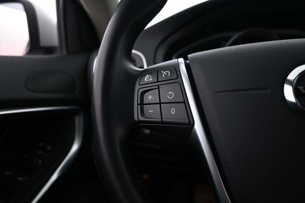 VOLVO V40 2018