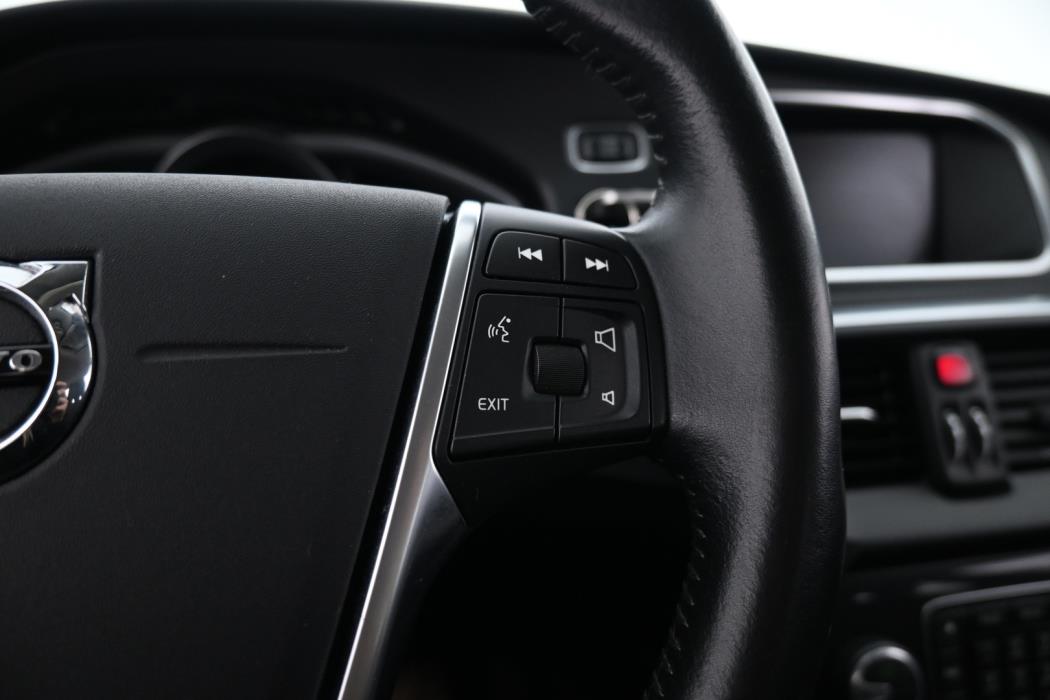 VOLVO V40 2018