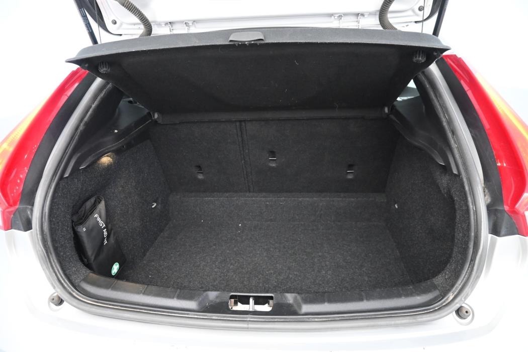VOLVO V40 2018