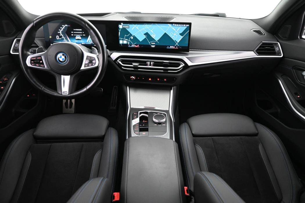 BMW 330 2023