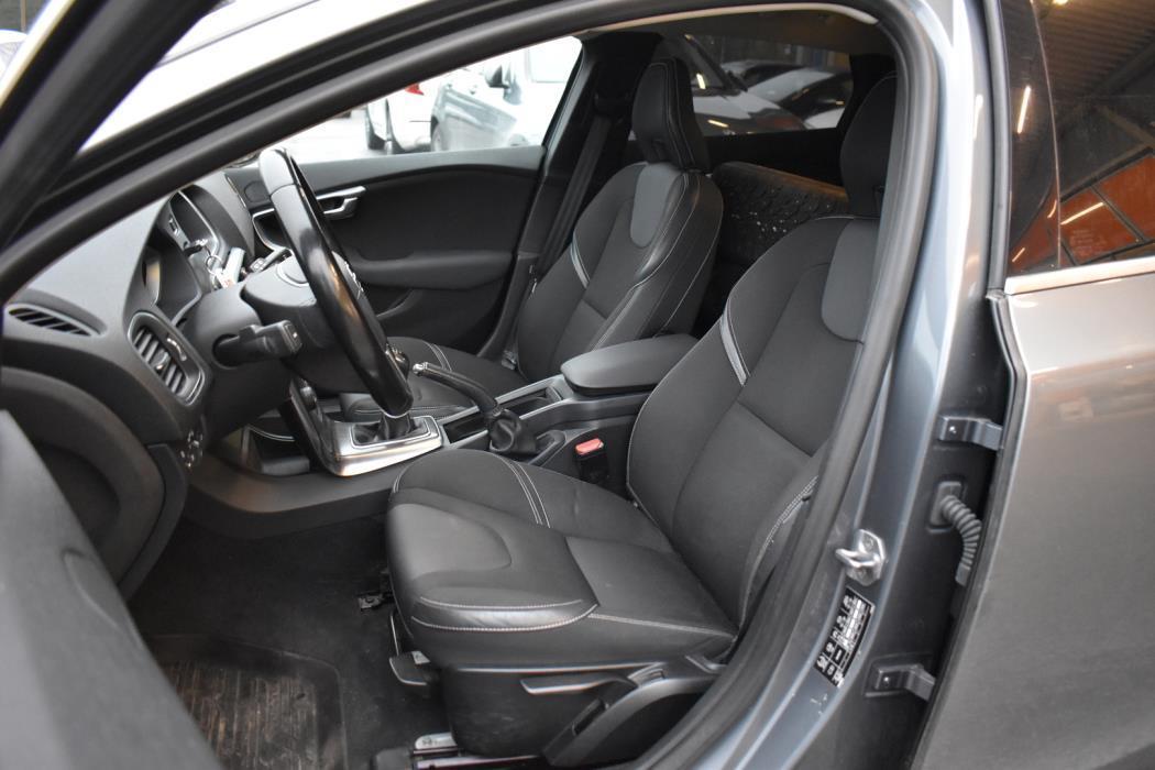 VOLVO V40 2015