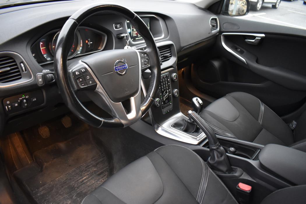 VOLVO V40 2015
