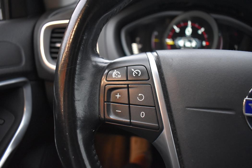 VOLVO V40 2015