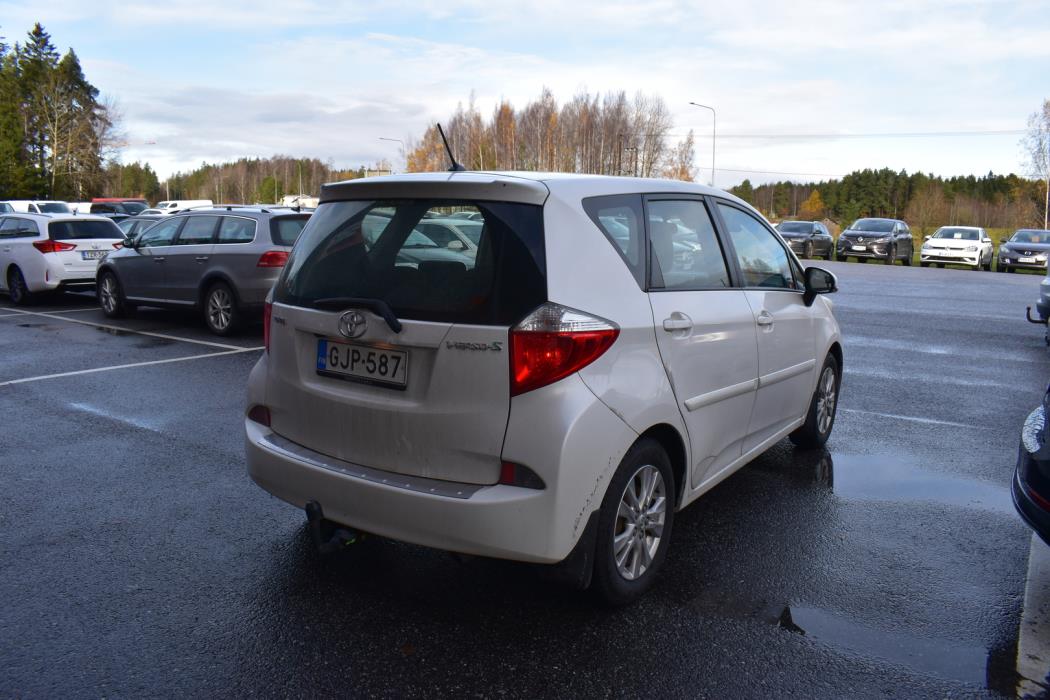TOYOTA Verso-S 2011