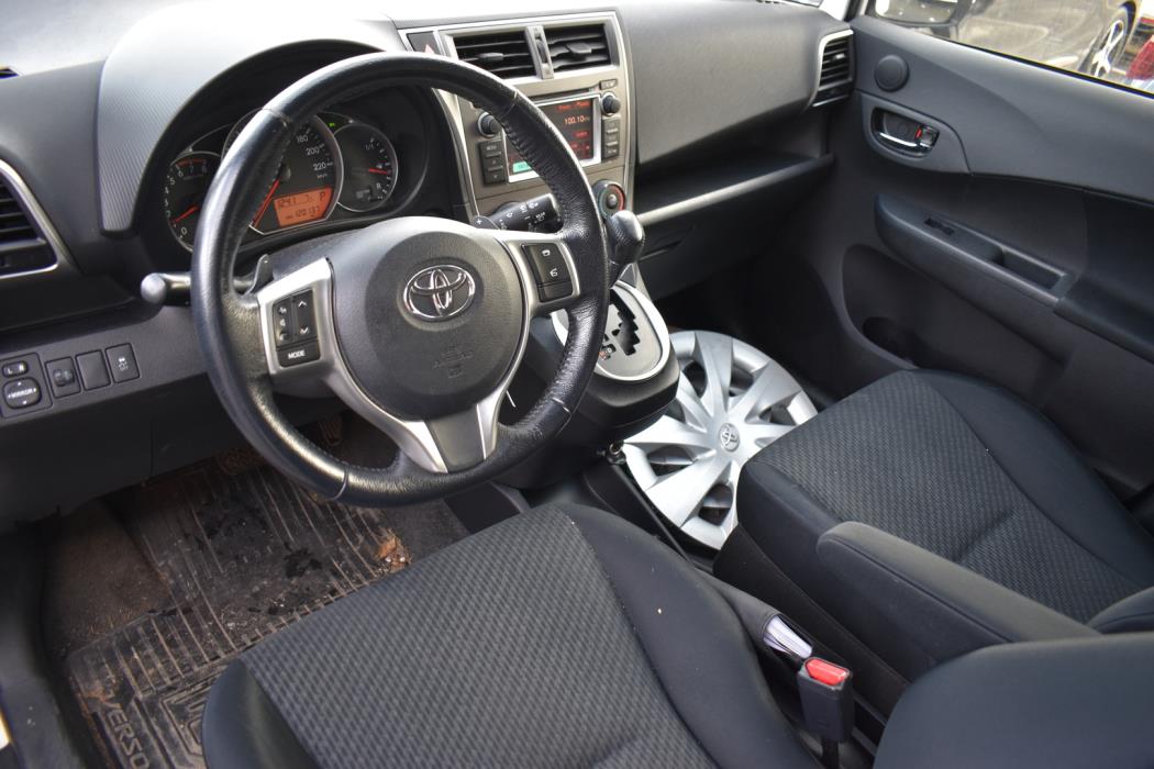 TOYOTA Verso-S 2011