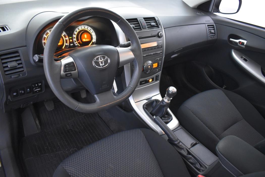 TOYOTA Corolla 2011