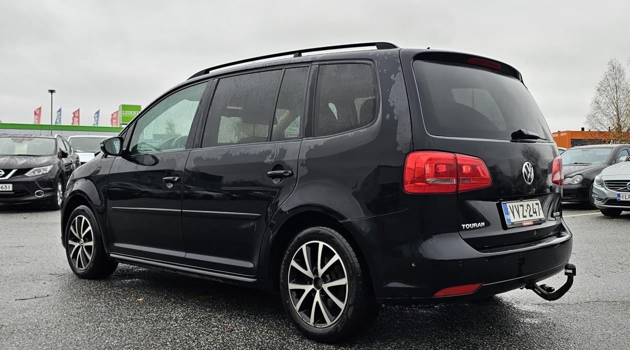 VOLKSWAGEN Touran 2011