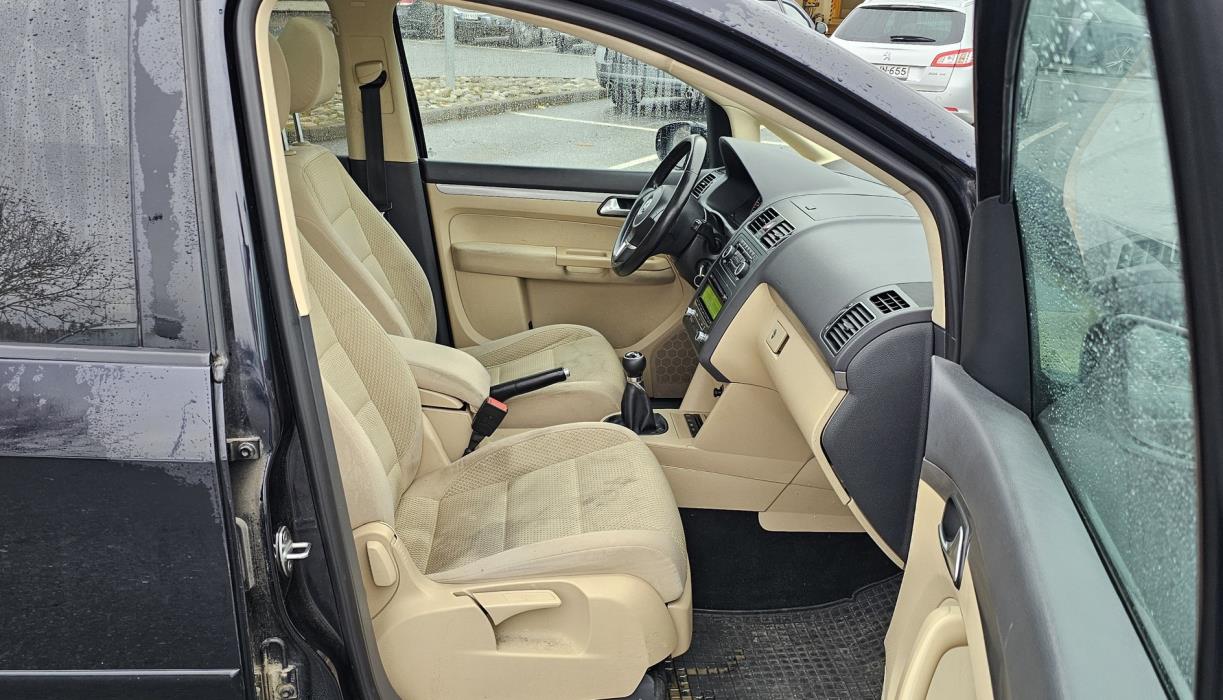 VOLKSWAGEN Touran 2011