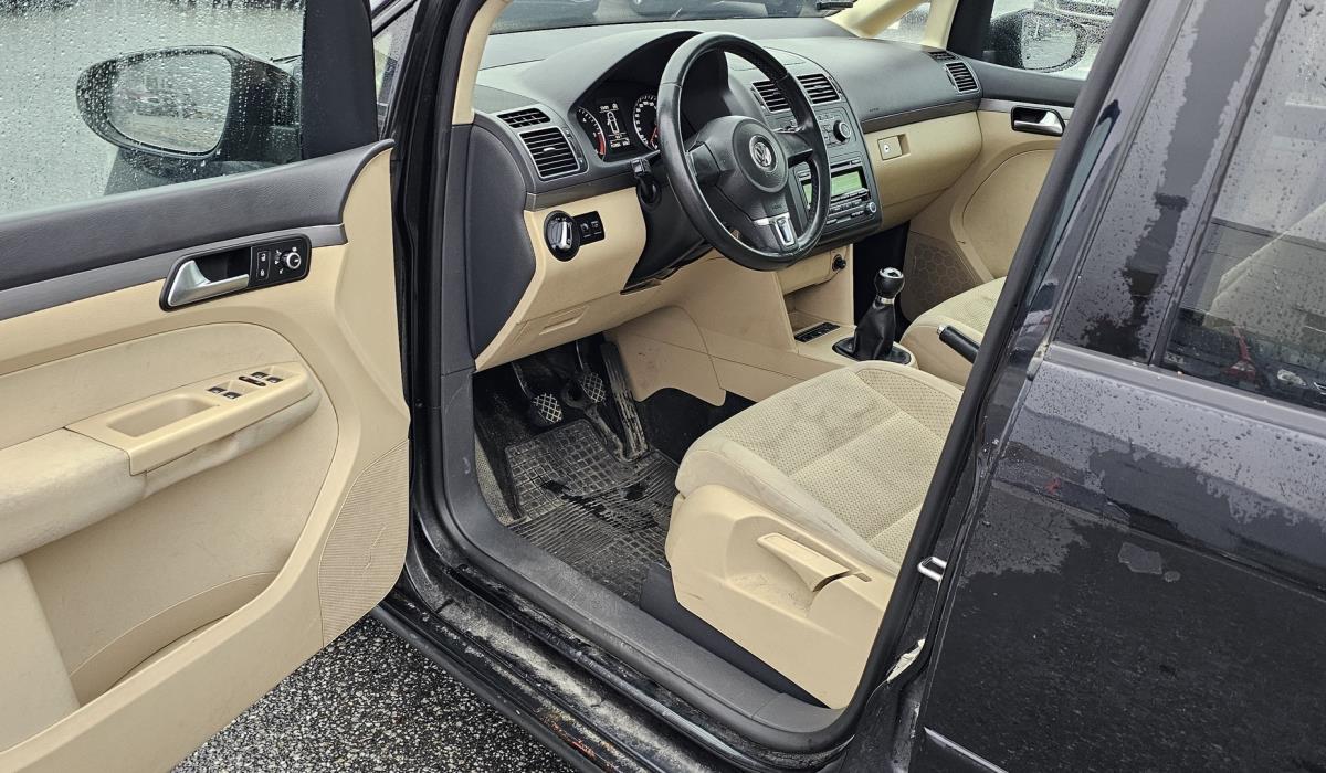 VOLKSWAGEN Touran 2011