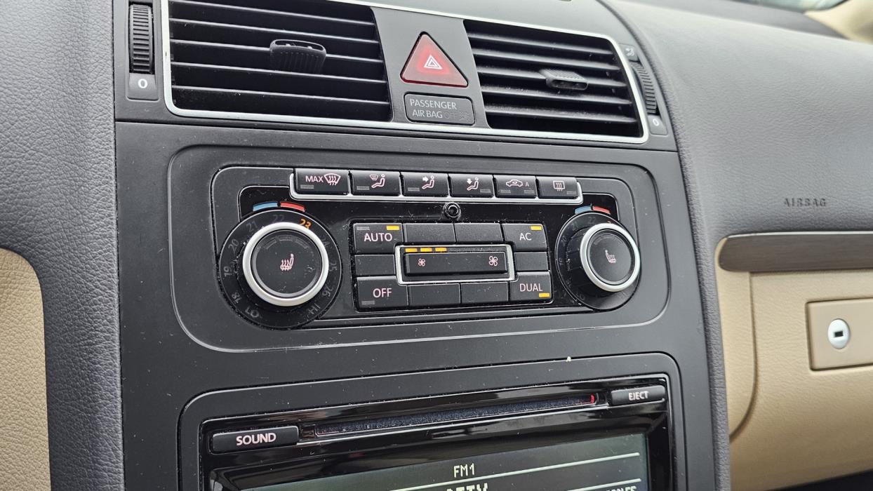 VOLKSWAGEN Touran 2011