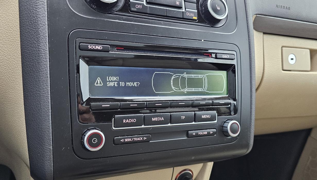 VOLKSWAGEN Touran 2011