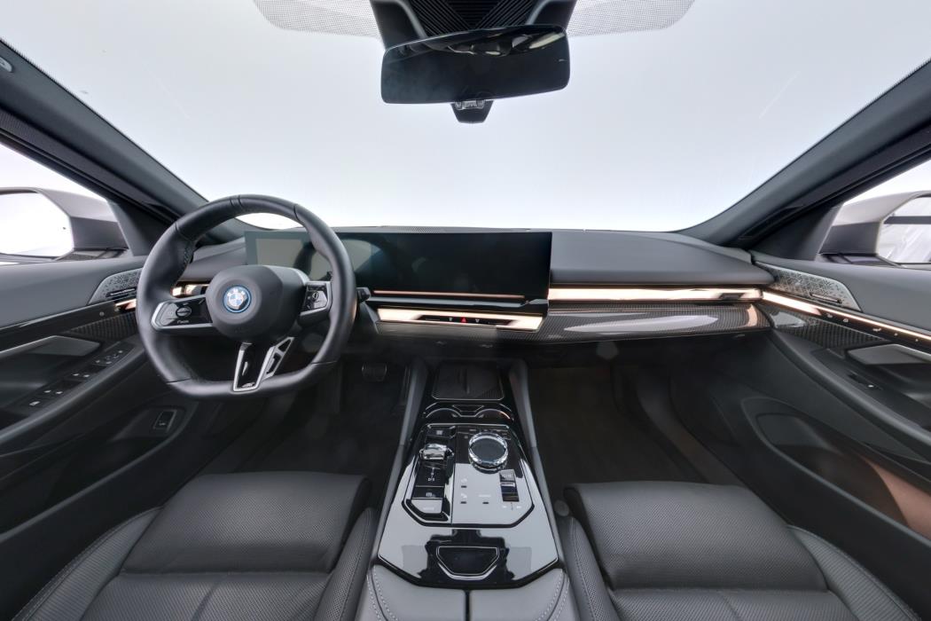 BMW 550 2024