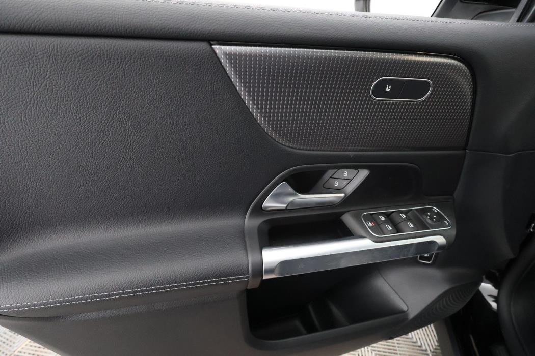 MERCEDES-BENZ GLB 2023