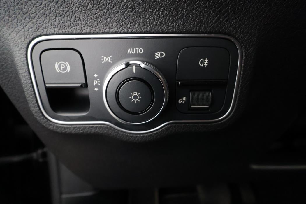 MERCEDES-BENZ GLB 2023