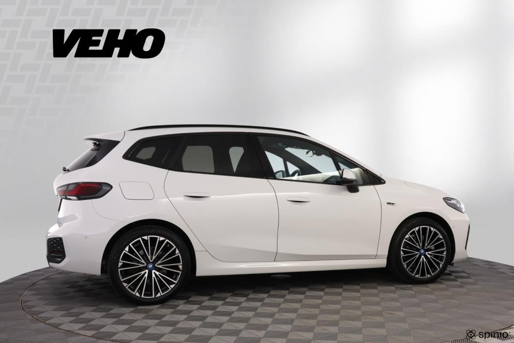 BMW 225 2023