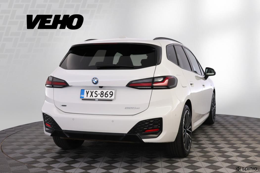 BMW 225 2023