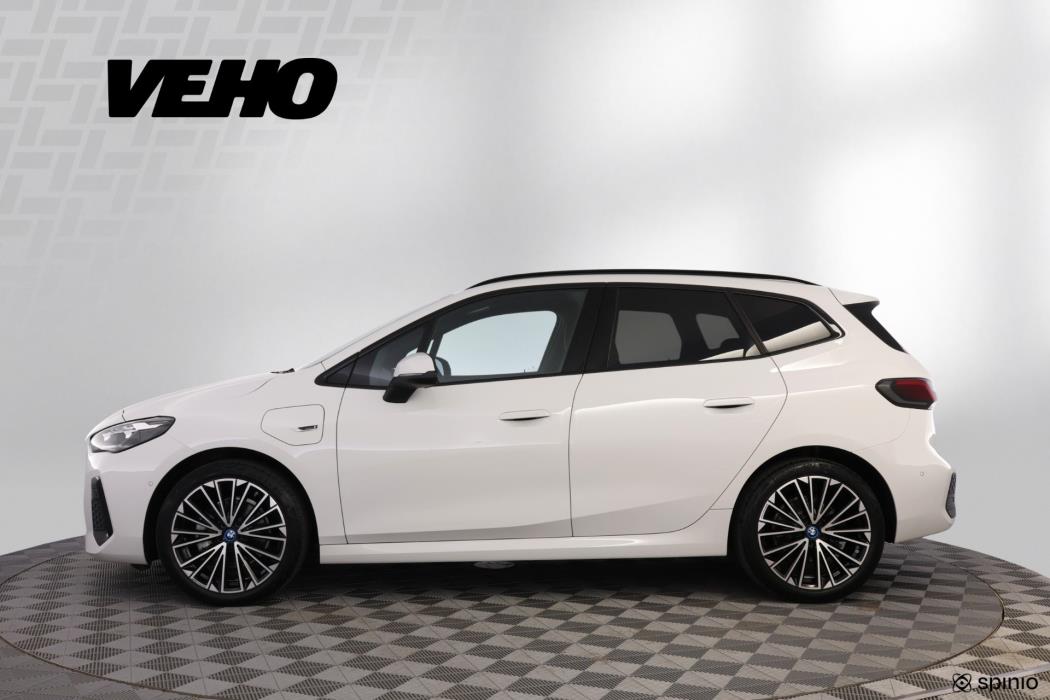 BMW 225 2023