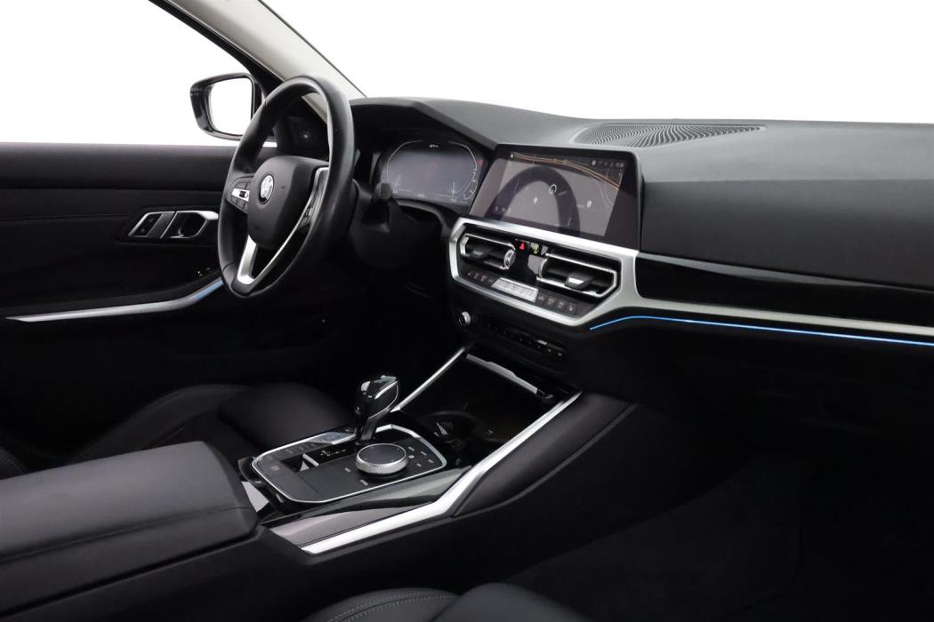 BMW 330 2019