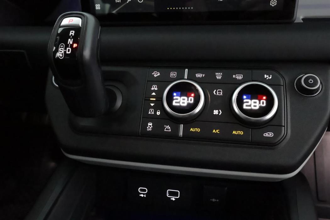 Land Rover Defender 2021