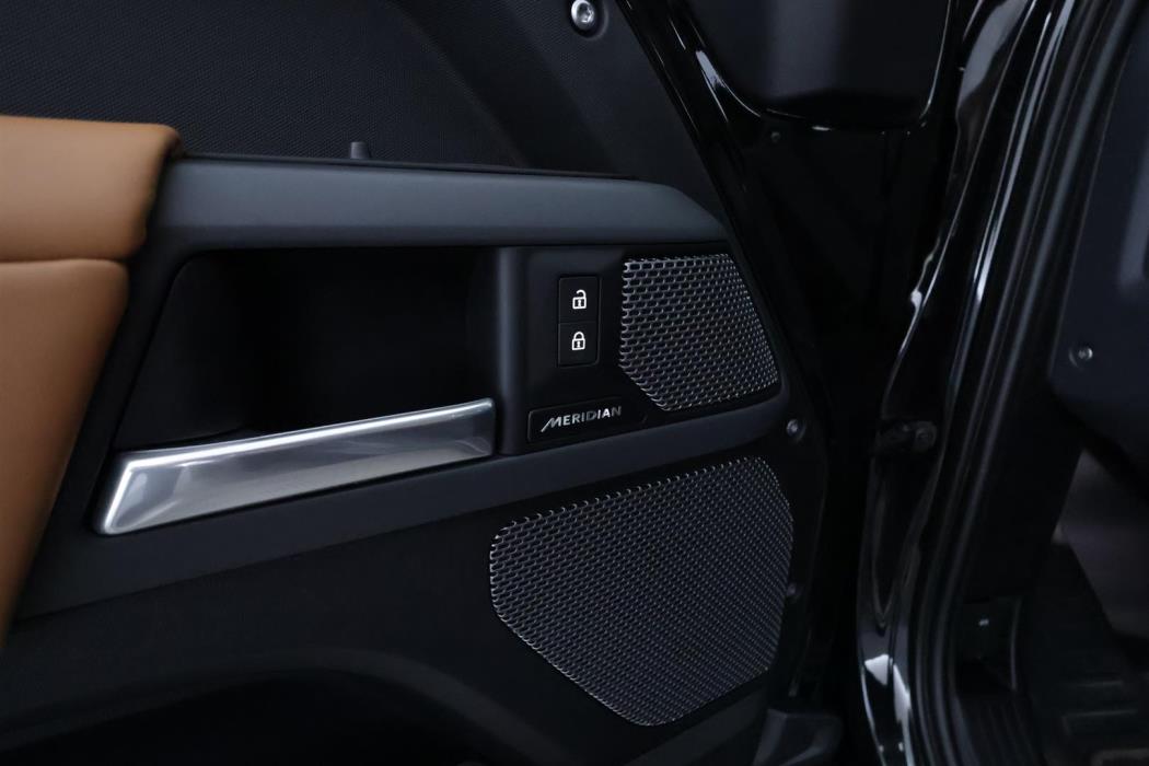 Land Rover Defender 2024
