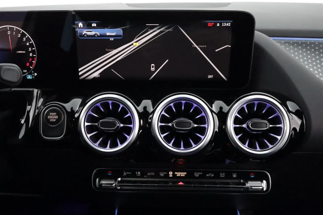 MERCEDES-BENZ GLA 2024