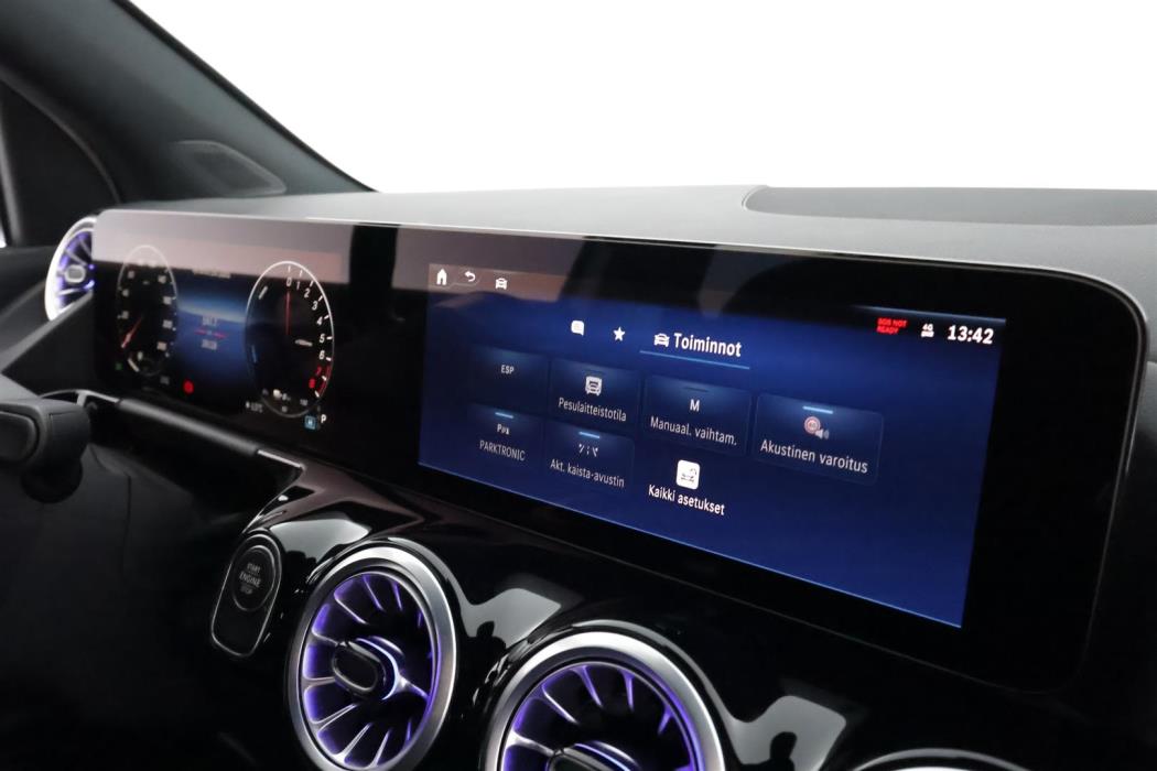 MERCEDES-BENZ GLA 2024