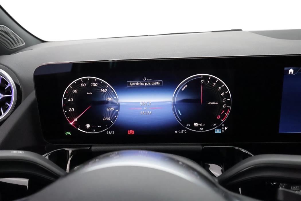 MERCEDES-BENZ GLA 2024