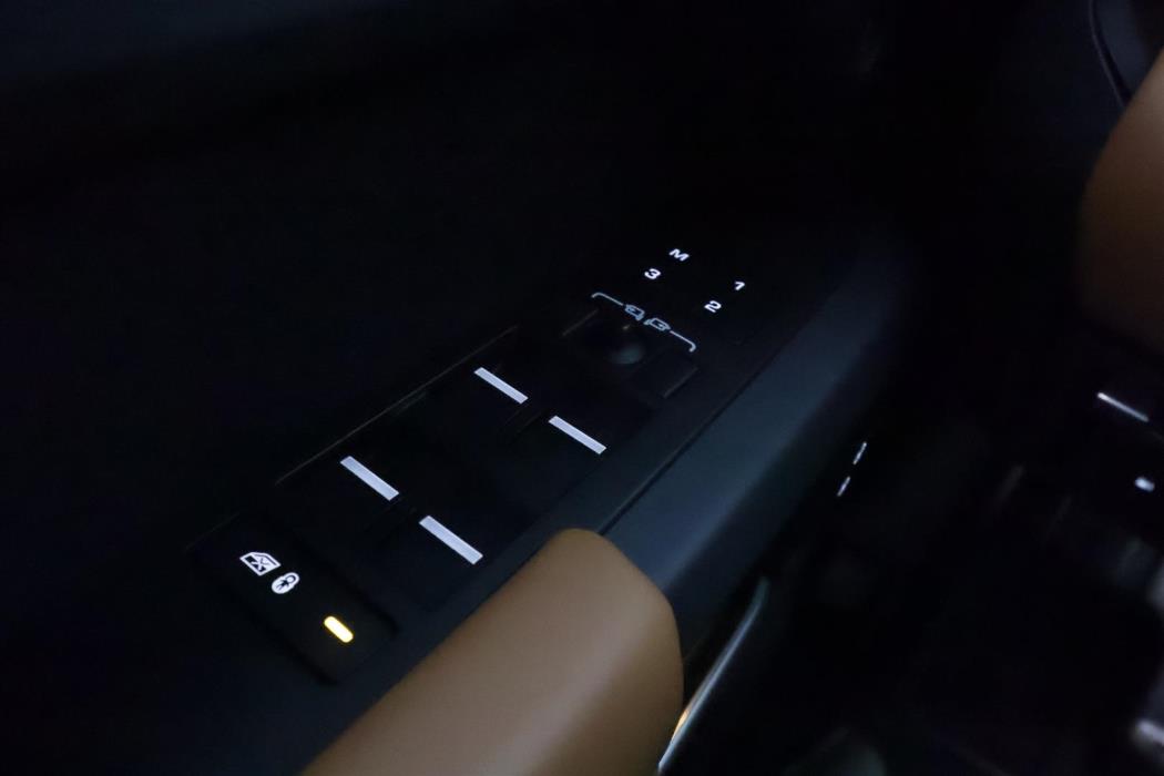 Land Rover Defender 2023