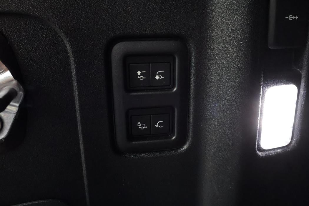 Land Rover Defender 2023