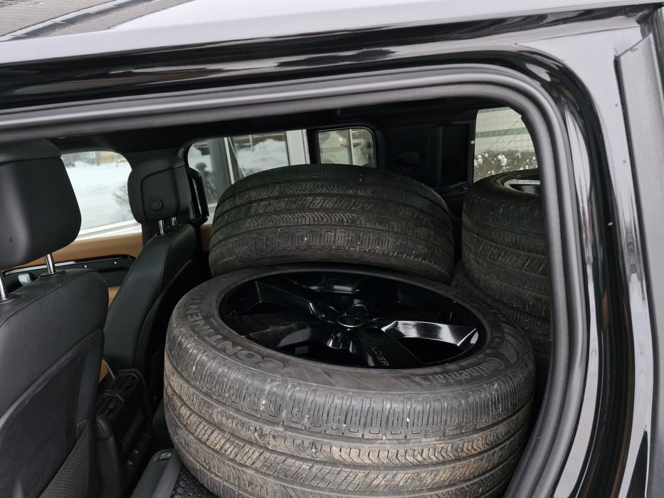 Land Rover Defender 2024